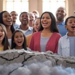 ¿Dice la Biblia que si su pueblo canta, la tierra se estremece? la iglesia canta la tierra se estremece