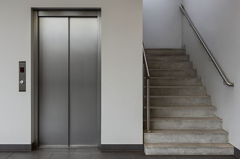 soñar con escaleras y ascensores